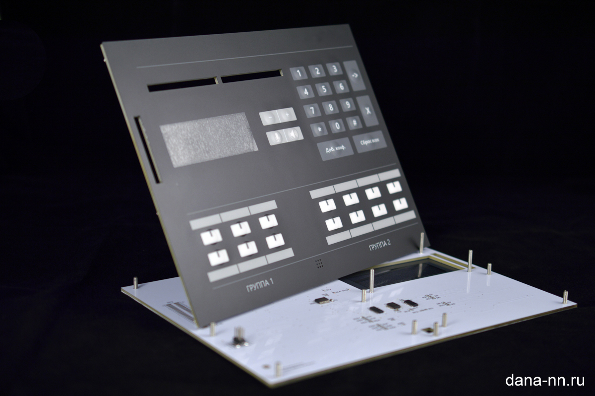 Пленочная клавиатура на жесткой плате с дневной зональной подсветкой